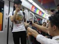 Vidéo. Chine : un couple gay fait sa demande en mariage dans le métro pékinois