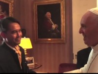 Vidéo. Quand le pape François reçoit un couple d'amis homosexuels à Washington