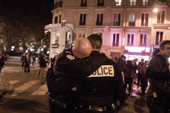 « Policier en pleurs » après les attentats de Paris : Bref instant d’émotion immortalisé dans une capitale sous pression
