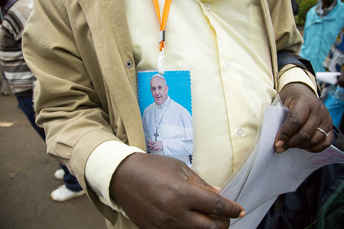 Enquête : Les enjeux de la visite du pape pour la communauté LGBT en Afrique