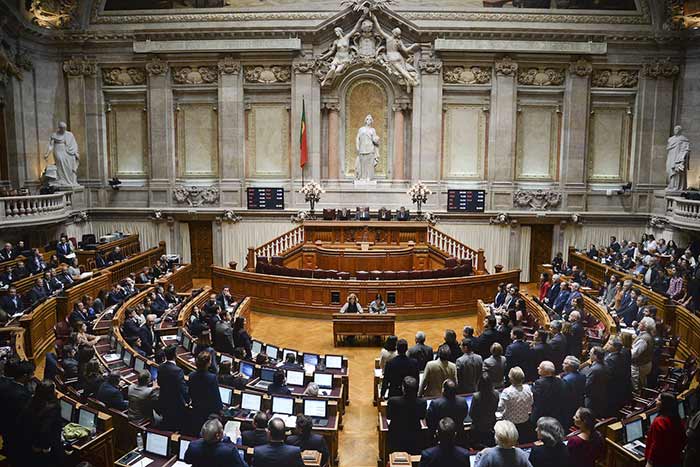 Portugal : Le Parlement vote en faveur du droit à l'adoption pour les couples de même sexe