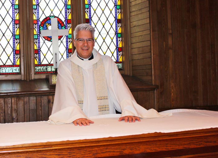 Rejeté par l’Église catholique en raison de son homosexualité, il se convertit et devient prêtre chez les anglicans