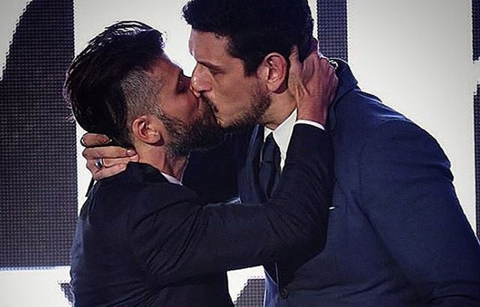 Rio : Deux des plus célèbres acteurs hétérosexuels brésiliens s'embrassent pour lutter contre l'homophobie