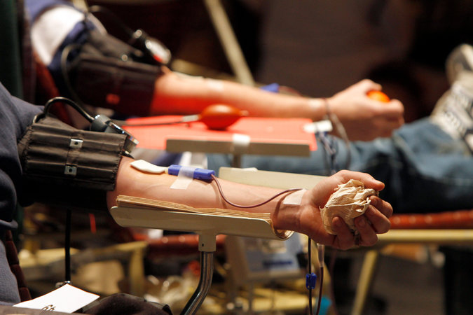 Les États-Unis autorisent les homosexuels à donner leur sang, sous condition