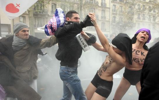Des Femen jugées pour injures lors d’une manifestation contre le mariage pour tous