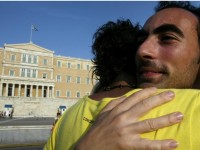 Malgré les pressions de l'Eglise orthodoxe, la Grèce ouvre l'union civile aux couples de même sexe