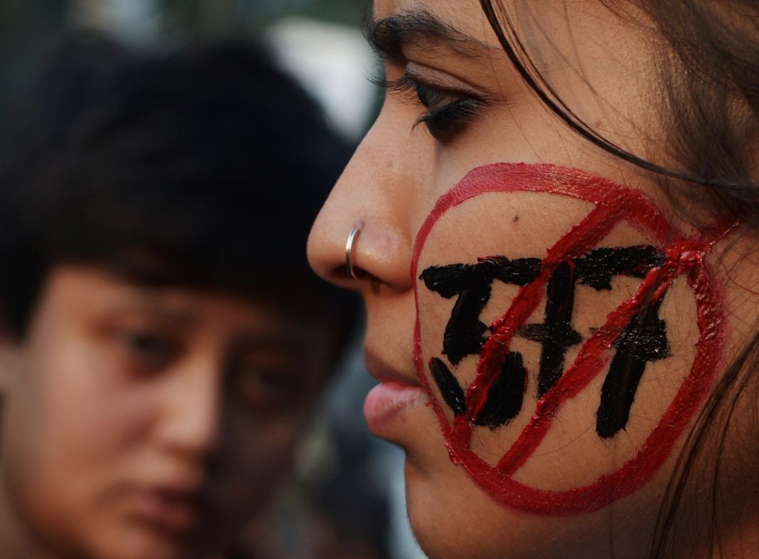 En Inde, un adolescent de 15 ans victime de harcèlement homophobe s'immole par le feu