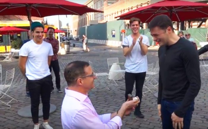 Flashmob émotion : A la faveur d'un dimanche à Manhattan, Mark a demandé la main de Yuval (VIDEO)