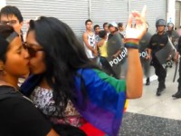Pérou : un kiss-in « contre l’homophobie » brutalement réprimé par la police à la veille de la Saint-Valentin