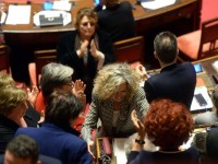 L'Italie accorde une union civile « édulcorée » aux couples de même sexe, sans devoir de fidélité ni droit à l'adoption (VIDEO)