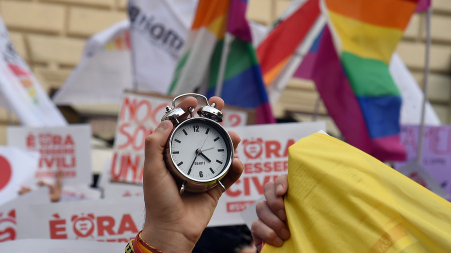 Le vote sur les « unions civiles » entre conjoints de même sexe en Italie reporté sous la pression d'alliés de Matteo Renzi