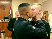 Le « premier baiser » en tant que couple marié de deux militaires américains enflamme la toile