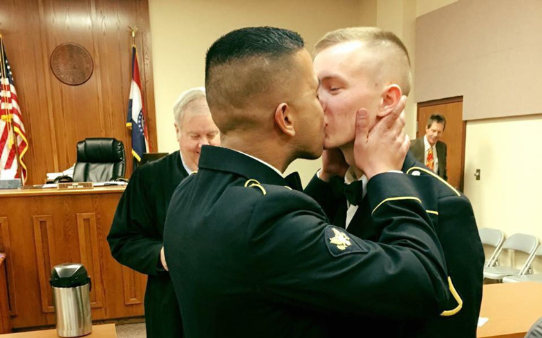 Le « premier baiser » en tant que couple marié de deux militaires américains enflamme la toile