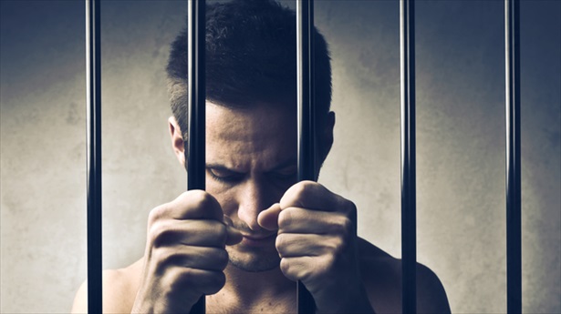 Témoignage : Si l’homophobie n’est pas l’apanage de la prison, vivre en détention est particulièrement risqué pour les homosexuels