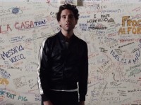 Mika en « ange gardien » dans « Hurts » pour dénoncer le harcèlement et les violences à l'école (VIDEOS)