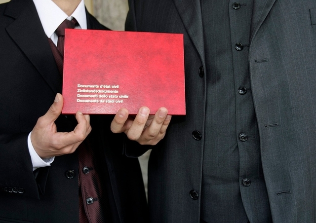Suisse : Le Conseil national débat d'une naturalisation facilitée pour les couples de même sexe