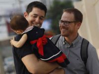 Après plusieurs mois d'attente, un couple homosexuel obtient la garde de son bébé né par GPA en Thaïlande