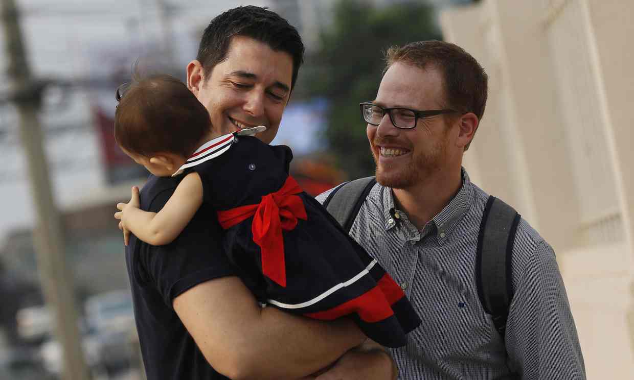Après plusieurs mois d'attente, un couple homosexuel obtient la garde de son bébé né par GPA en Thaïlande