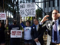 Le gouverneur républicain du Mississippi promulgue une loi discriminatoire à l’égard des homosexuels