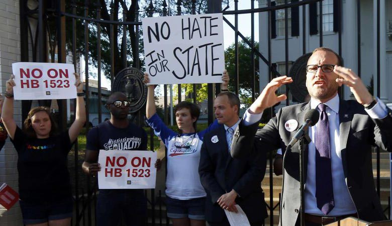 Le gouverneur républicain du Mississippi promulgue une loi discriminatoire à l’égard des homosexuels