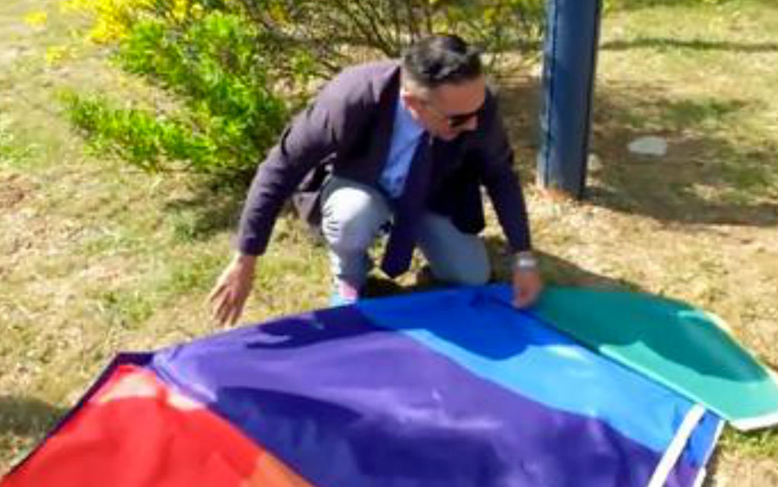 A Montpellier, un élu municipal ex-FN, « enterre » le drapeau arc-en-ciel pour « dénoncer le lobby LGBT »