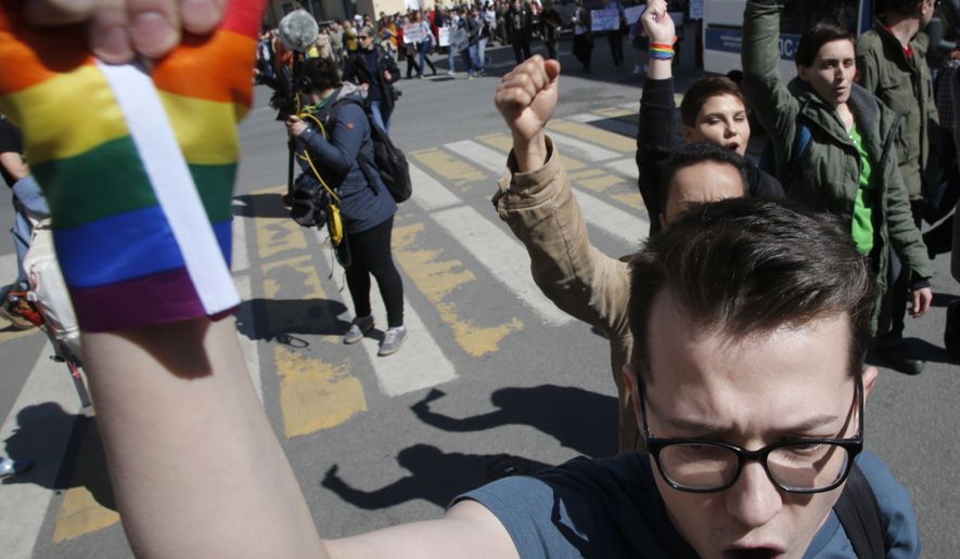 Des militants LGBT vivement réprimés à Saint-Pétersbourg lors du grand défilé de la Fête du travail (VIDEOS)