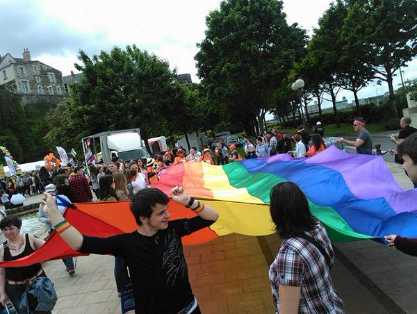 Deux mille personnes dans les rues d'Angers pour une Pride dédiée aux « LGBT discriminés dans le reste du Monde » (VIDEOS)
