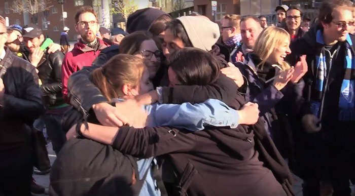 Kiss-in contre l'homophobie à Montréal : Des centaines de personnes réunies en soutien à un couple agressé (VIDEOS)