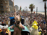 Israël : Plus de 200 000 personnes dans les rues de Tel Aviv pour une Pride sous haute protection (VIDEOS)