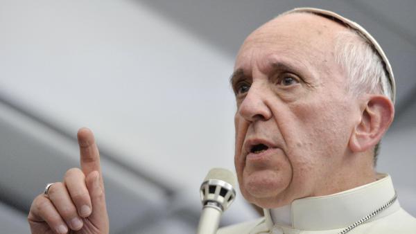 « Qui sommes-nous pour juger » les homosexuels, demande le pape François : « ils méritent des excuses ! » (VIDEO)