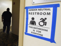 Au Texas, un juge bloque une directive autorisant les élèves transgenres à utiliser les toilettes de leur choix