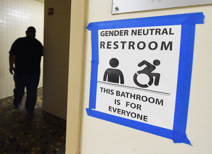 Au Texas, un juge bloque une directive autorisant les élèves transgenres à utiliser les toilettes de leur choix