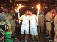 JO de Rio 2016 : le parcours de la torche Olympique enflammé par un « baiser gay », historique !
