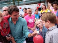 Plus d'un demi-million de participants à la Pride de Vancouver, ouverte par Justin Trudeau, venu en famille (VIDEOS)