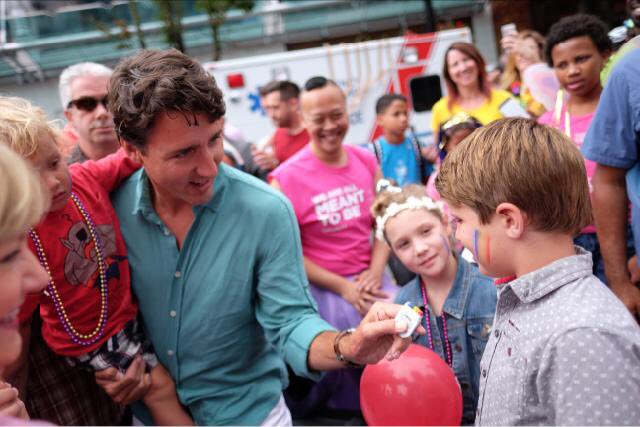Plus d'un demi-million de participants à la Pride de Vancouver, ouverte par Justin Trudeau, venu en famille (VIDEOS)