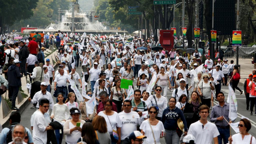Mexique : des milliers d'opposants et partisans du mariage pour tous « en croisade » dans la capitale