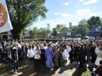 « Bride Pride » : 53 couples réunis à Provincetown pour tenter d'établir la plus grande cérémonie de mariage lesbien