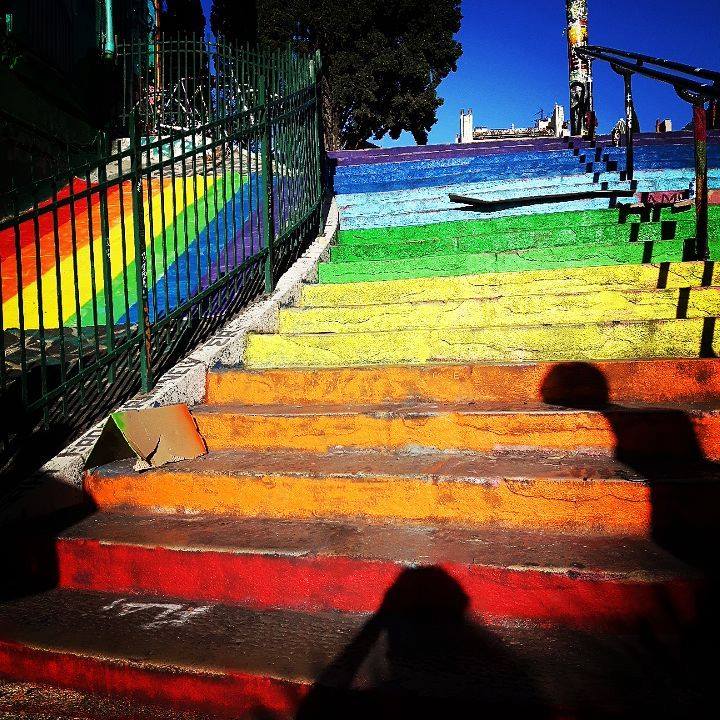 Diversité : Les marches de l’escalier du Cours Julien à Marseille repeintes aux couleurs de l’arc-en-ciel