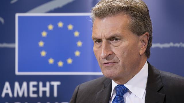 Racisme/homophobie : une dizaine d’ONG dénoncent la promotion de Günther Oettinger au sein de l’exécutif européen