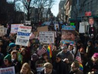 Quelque 3.000 personnes pour dénoncer la politique de Trump à l'appel de la communauté gay new-yorkaise