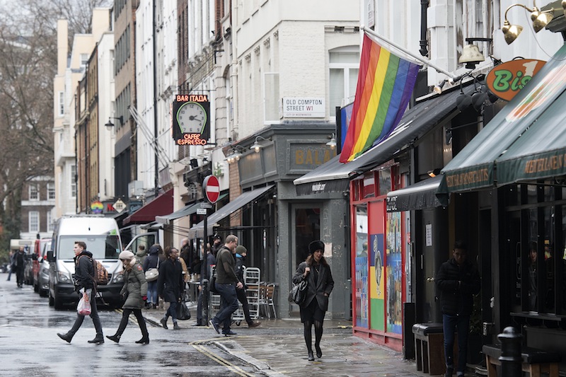 Balade dans le Soho d'autrefois, paradis des noceurs et fragile refuge des gays londoniens (REPORTAGE)