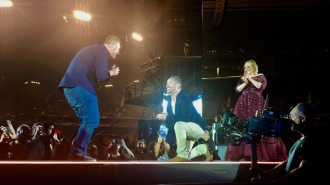 Invité surprise à Melbourne : Un couple gay fait sa demande en mariage en plein concert d'Adele (VIDEOS)