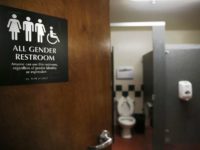 La Cour suprême refuse de se pencher sur la « bataille des toilettes » et renvoie l'affaire en appel