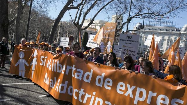 Délit de haine : quelques centaines de manifestants à Madrid contre les droits des personnes transgenres (VIDEOS)