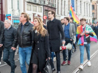 Manifestations de solidarité aux Pays-Bas après l'agression d'un couple gay qui marchait « main dans la main » (VIDEOS)
