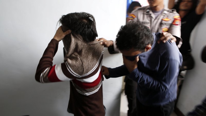 Deux jeunes Indonésiens condamnés à 85 coups de canne pour « relations homosexuelles »