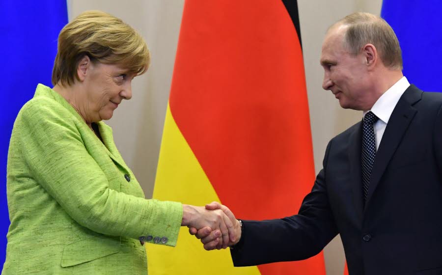 En visite à Sotchi, Merkel interpelle Poutine sur le sort des homosexuels en Tchétchénie (VIDEOS)