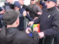 Ukraine : des manifestants LGBT agressés par des hooligans en pleine Journée de l'IDAHOT (VIDEO)