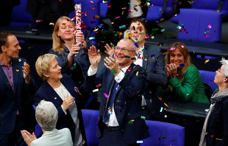 Journée historique au Parlement allemand qui adopte le mariage pour tous à une large majorité (VIDEOS)
