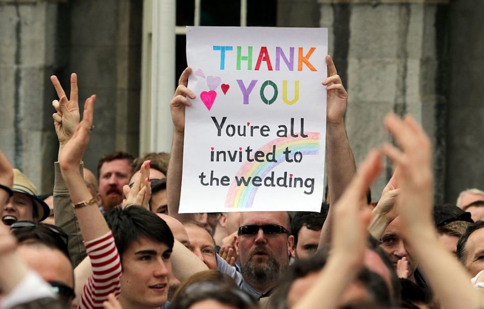 Historique : L’Eglise épiscopale écossaise ouvre le mariage religieux aux couples homosexuels (VIDEO)